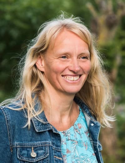 Portraitbild von Anjee Nestroi, Dozent:in an der Heilpraktikerschule Westfalen