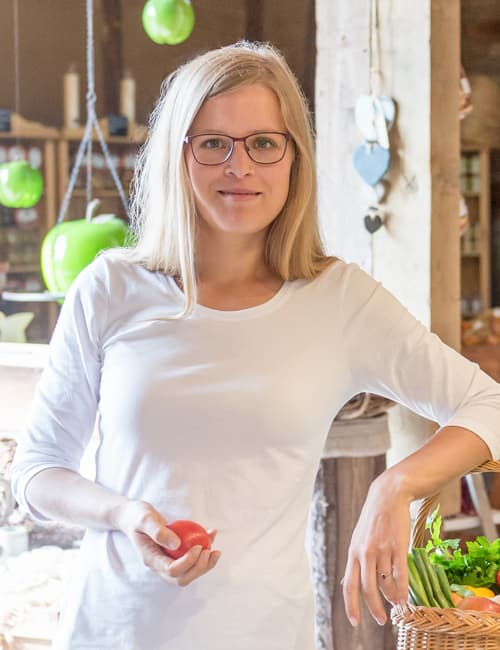 Portraitbild von Anna Fleth, Ernährungswissenschaftlerin, M.Sc., zertifizierte Ernährungstherapeutin und Stillberaterin an der Heilpraktikerschule Westfalen