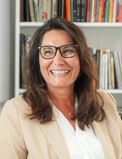 Portraitbild von Heike van Beek, Freie Rednerin, Trauerbegleiterin, psychologische Beraterin, Dozentin an der Heilpraktikerschule Westfalen