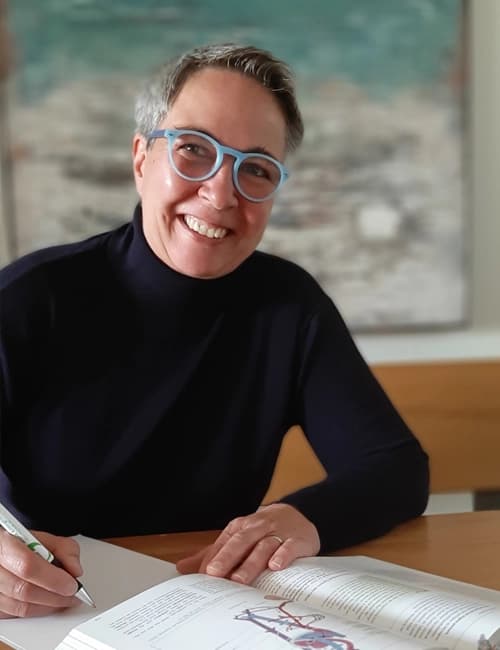 Portraitbild von Mona Ellinghoven, Dozent:in an der Heilpraktikerschule Westfalen