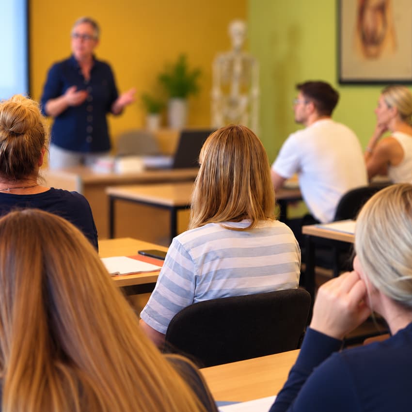 Unterrichtssituation an der Heilpraktikerschule Westfalen während der Prüfungsvorbereitung