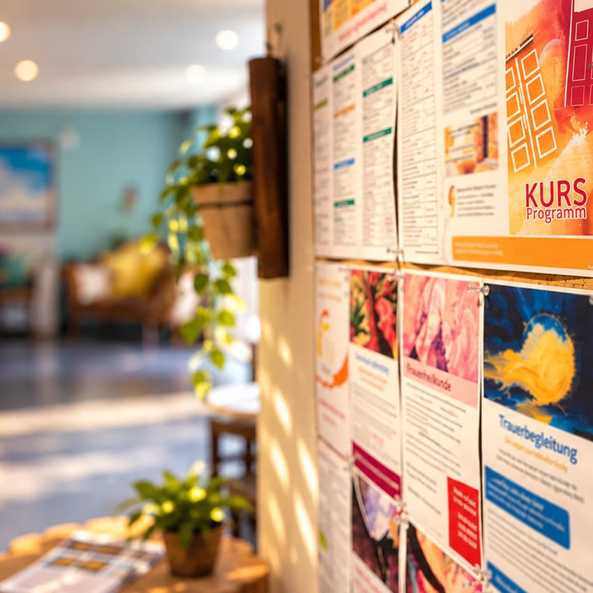 Pinnwand mit Kursprogramm-Aushängen der Heilpraktikerschule Westfalen