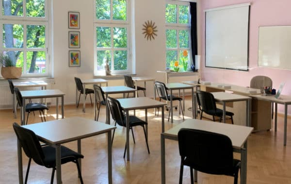 Heller Schulungsraum der Heilpraktikerschule Westfalen mit Einzeltischen und großen Fenstern